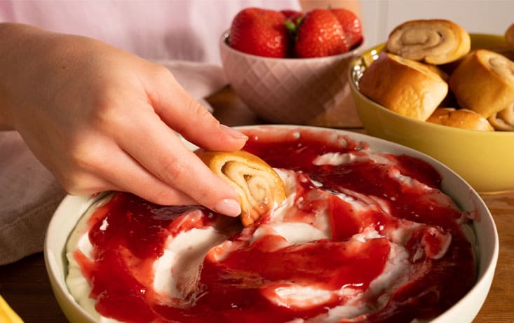 Gifflar Vanilj med strawberry cheesecake dip - Recept | Pågen